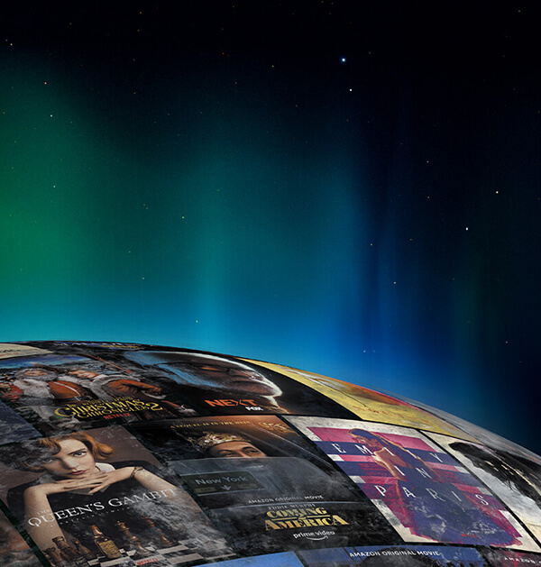 Globe terrestre couvert d'affiches de crédit avec étoiles et aurores boréales l'entourant